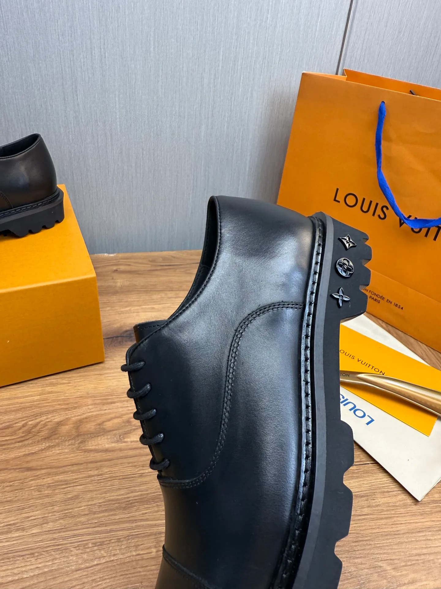 Men's shoes 💰900💰 LV. Men's casual lace-up leather shoes, the latest hot style 🔥 1:1 original purchase quality, top quality goods ⬆️The upper is imported open-edge beaded cowhide, cowhide, and cow suede. The hand-made three-dimensional stitching highlights the round toe design. The inner foot pads are all imported cowhide, with the original wear-resistant foam outsole, matching code 39-44, (38, 45 custom-made, non-refundable)
